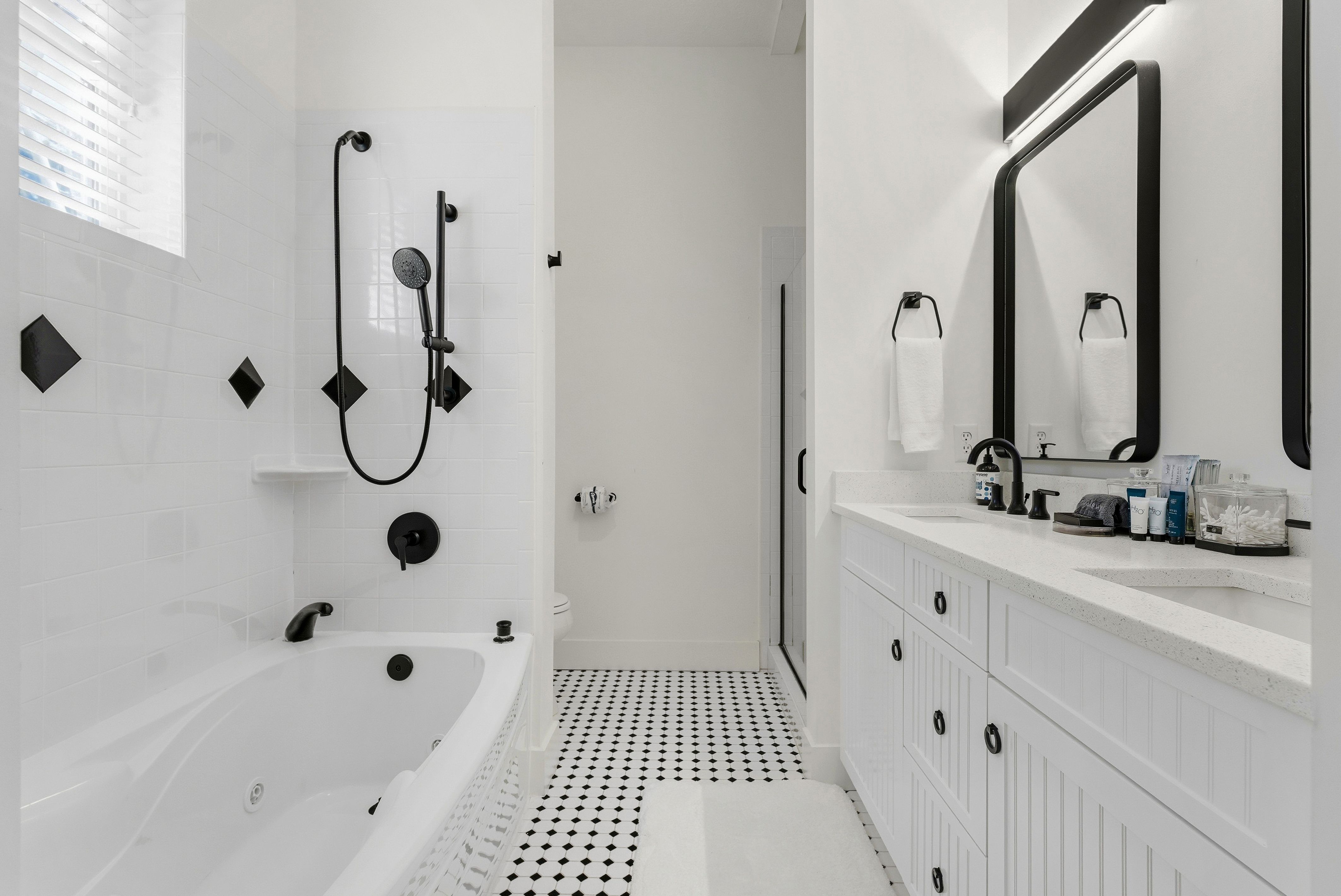  Single Story Home Located on Private Street with Deeded Beach Access - 物件實景