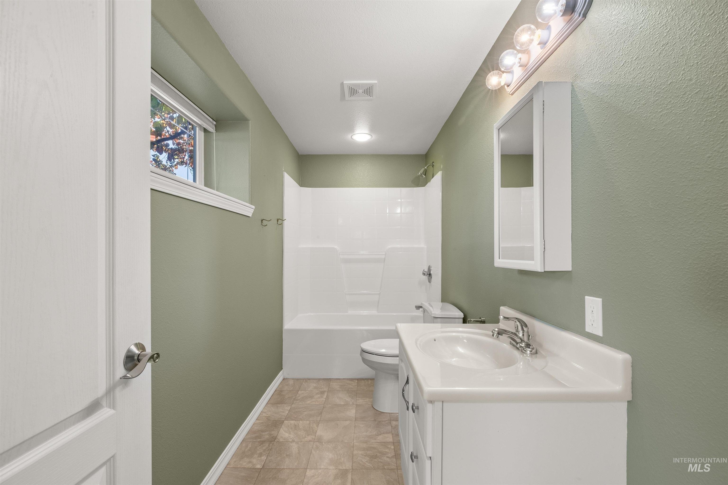 Lewiston, Idaho, 83501, United States, 5 Bedrooms Bedrooms, ,3 BathroomsBathrooms,Residential,For Sale,1873499