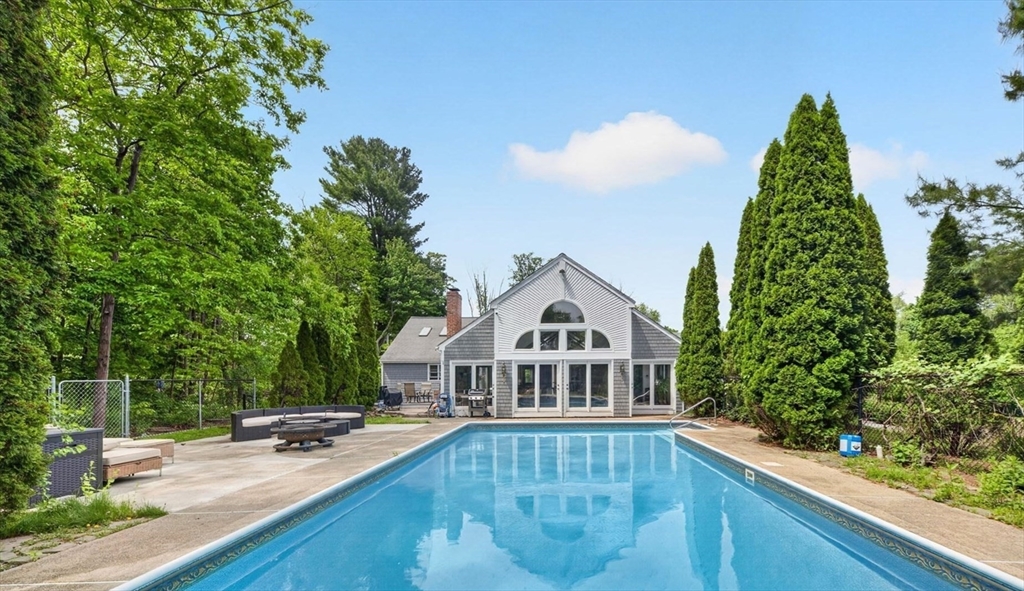 Groveland, Massachusetts, 01834, United States, 4 Bedrooms Bedrooms, ,4 BathroomsBathrooms,Residential,For Sale,2048598