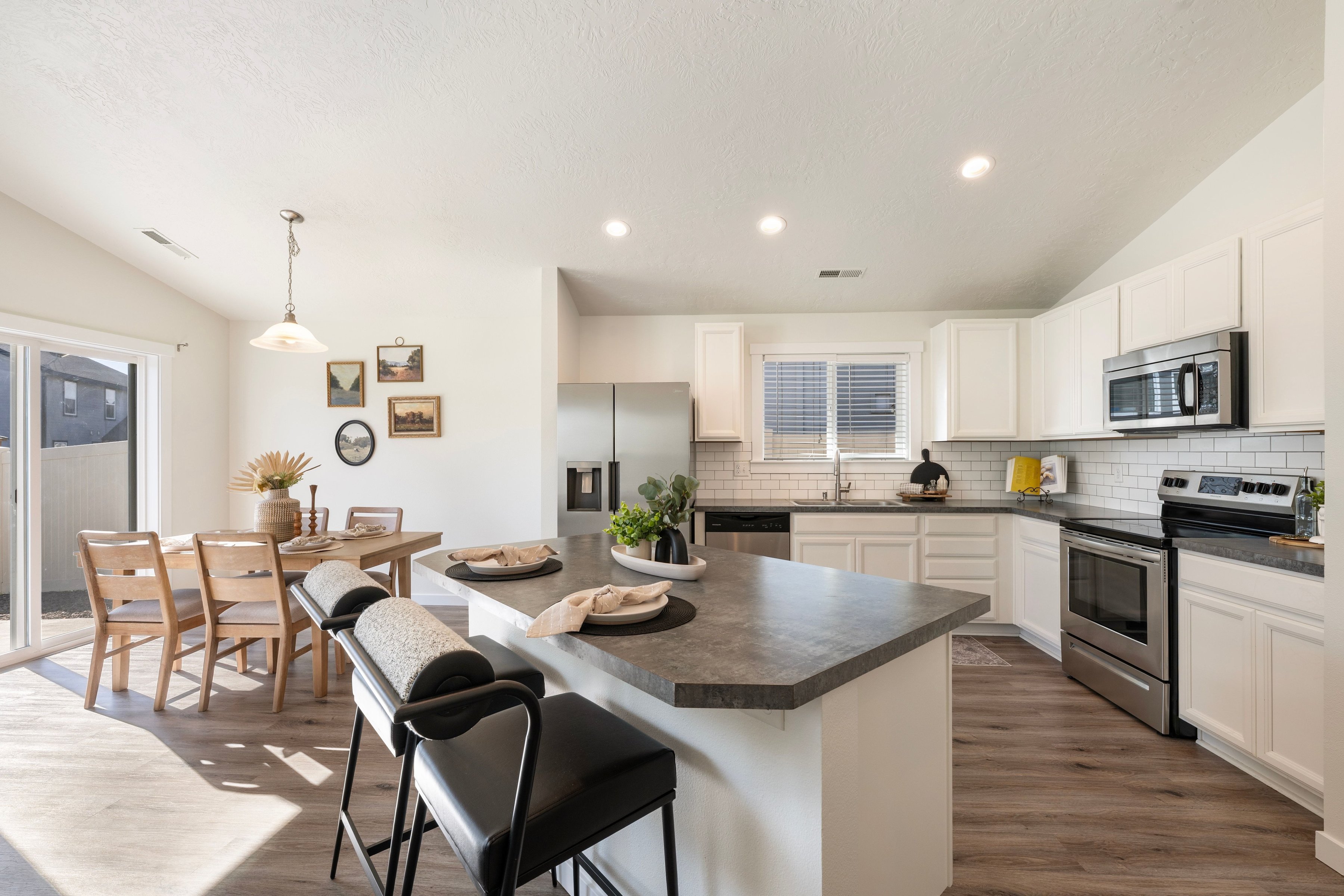  Better Than New  Move-In Ready with Space to Live & Relax - 物件實景