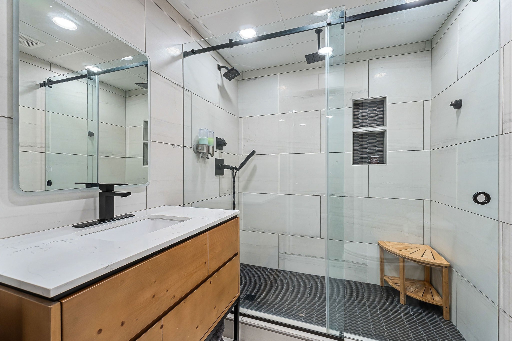 Smithville, Tennessee, 37166, United States, 1 Bedroom Bedrooms, ,4 BathroomsBathrooms,Residential,For Sale,2006606