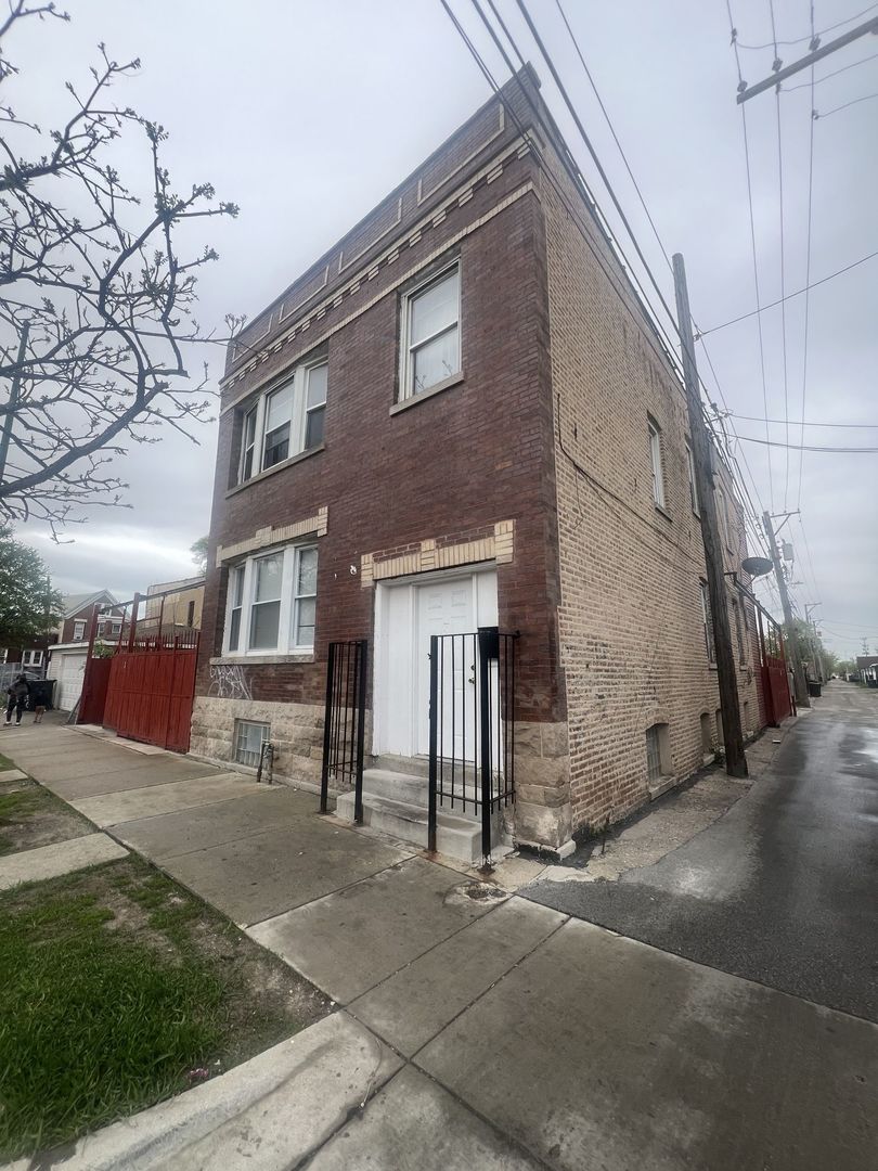 Chicago, Illinois, 60651, United States, 8 Bedrooms Bedrooms, ,Residential,For Sale,1842045