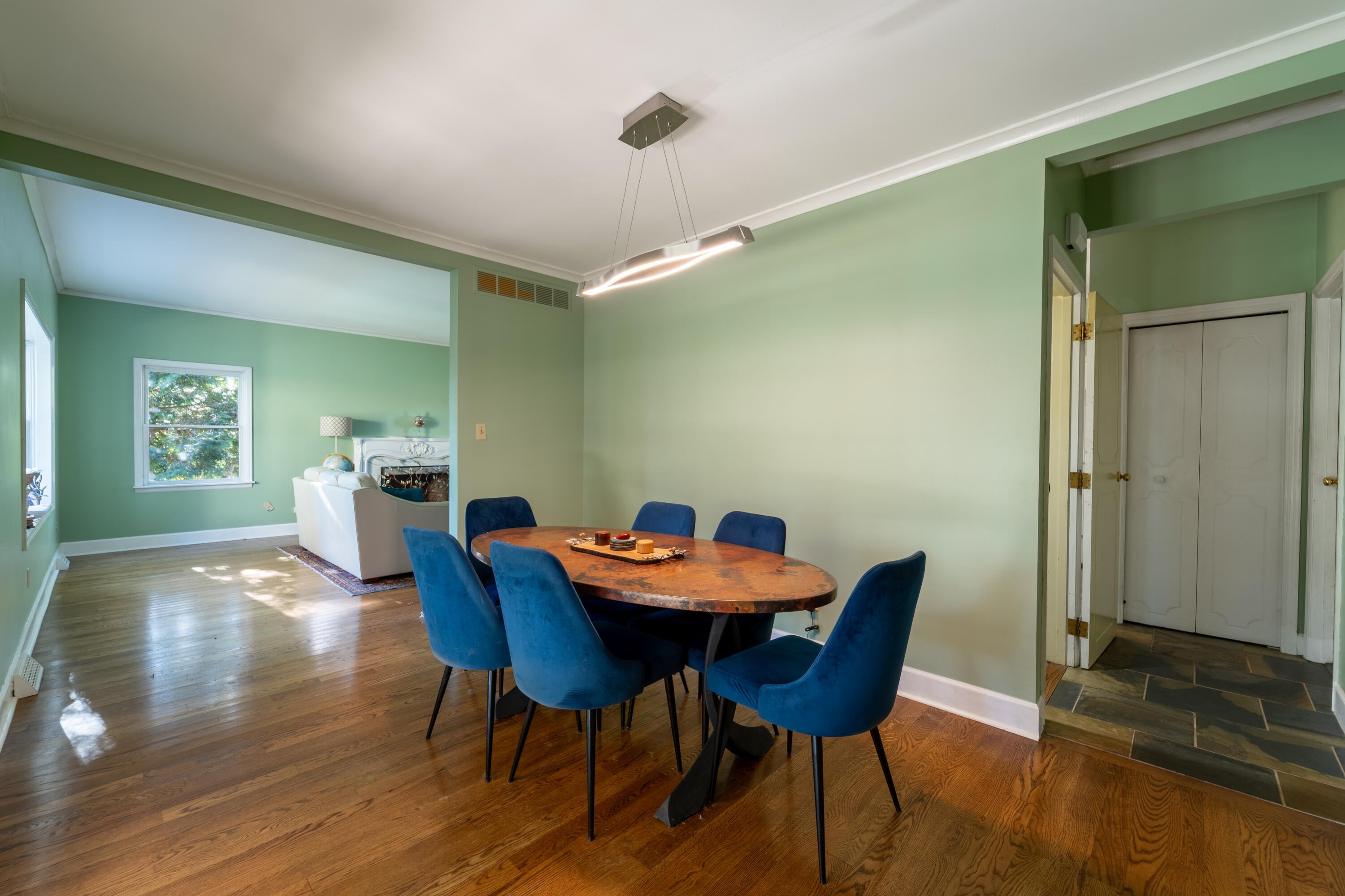 Lexington, Kentucky, 40502, United States, 4 Bedrooms Bedrooms, ,4 BathroomsBathrooms,Residential,For Sale,1976316