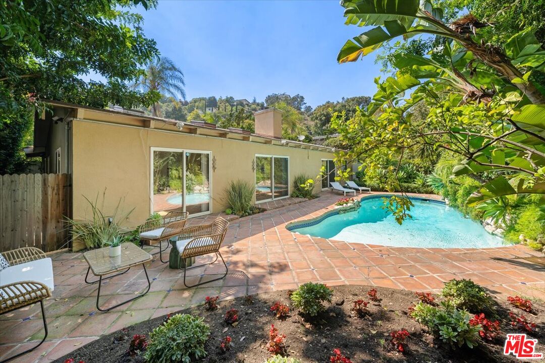 Los Angeles, California, 90049, United States, 3 Bedrooms Bedrooms, ,3 BathroomsBathrooms,Residential,For Sale,1908650