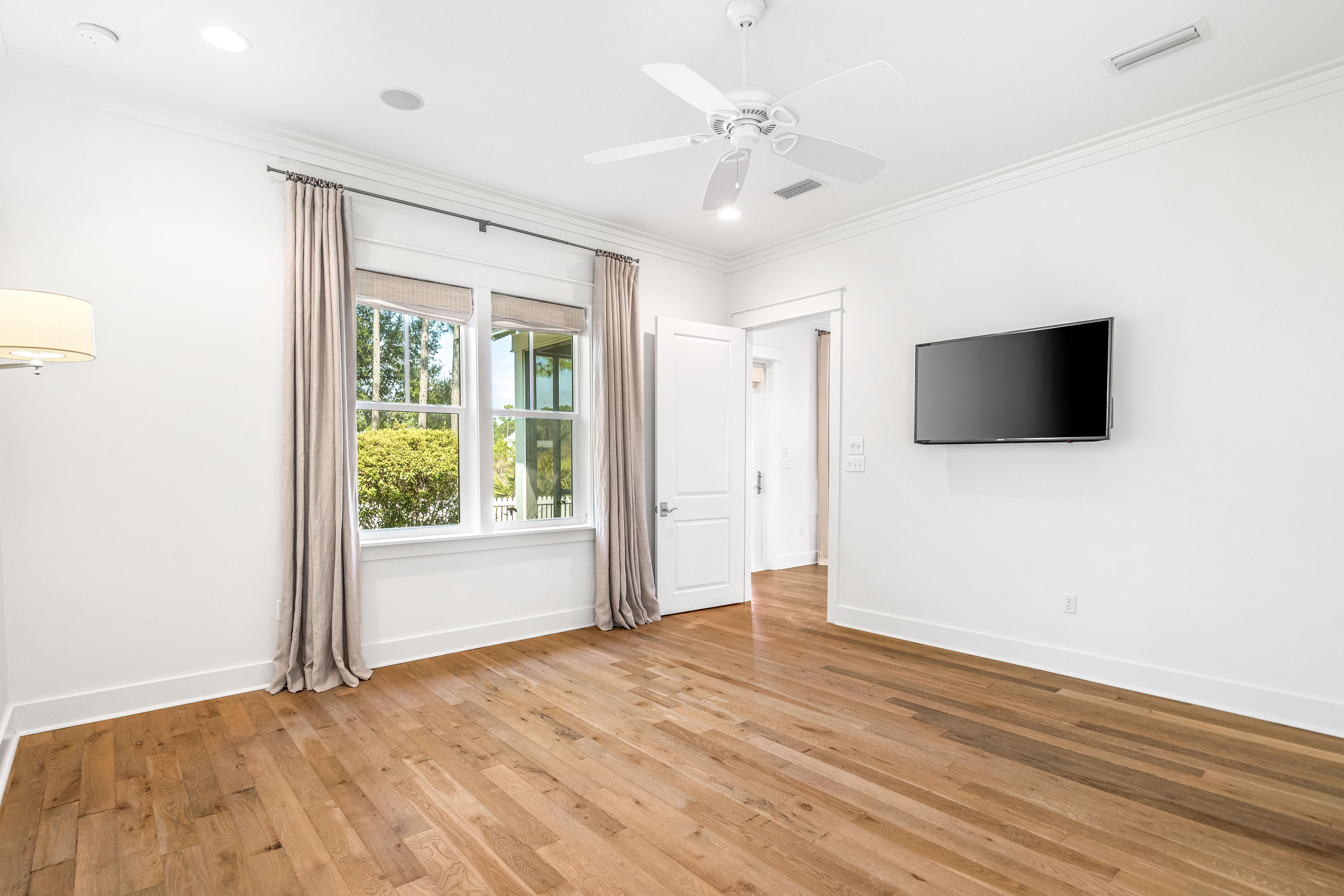  Beautifully Appointed Corner-Lot Home Steps from Village Commons Amenities - 物件實景