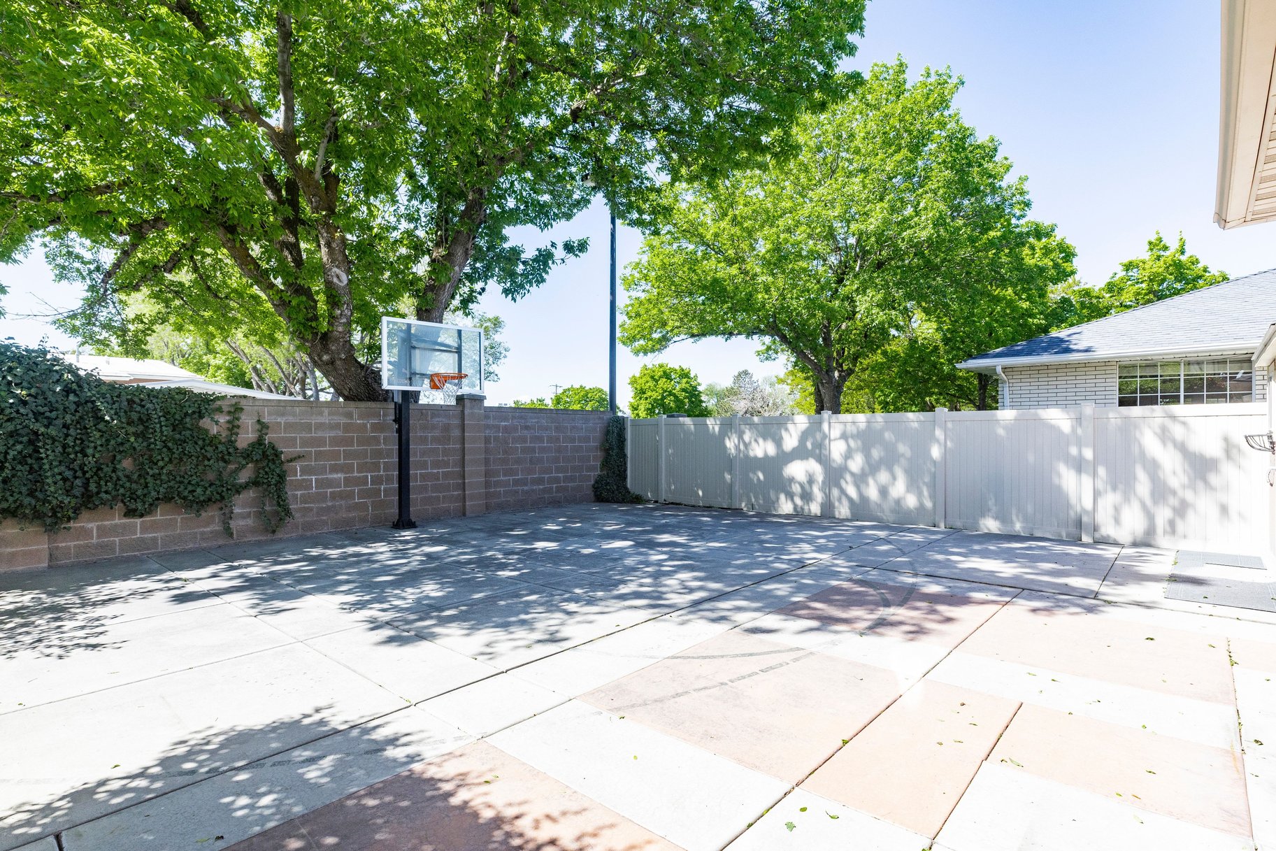  Private Holladay Retreat with Dual Primary Suites & Beautifully Maintained Yard. - 物件實景