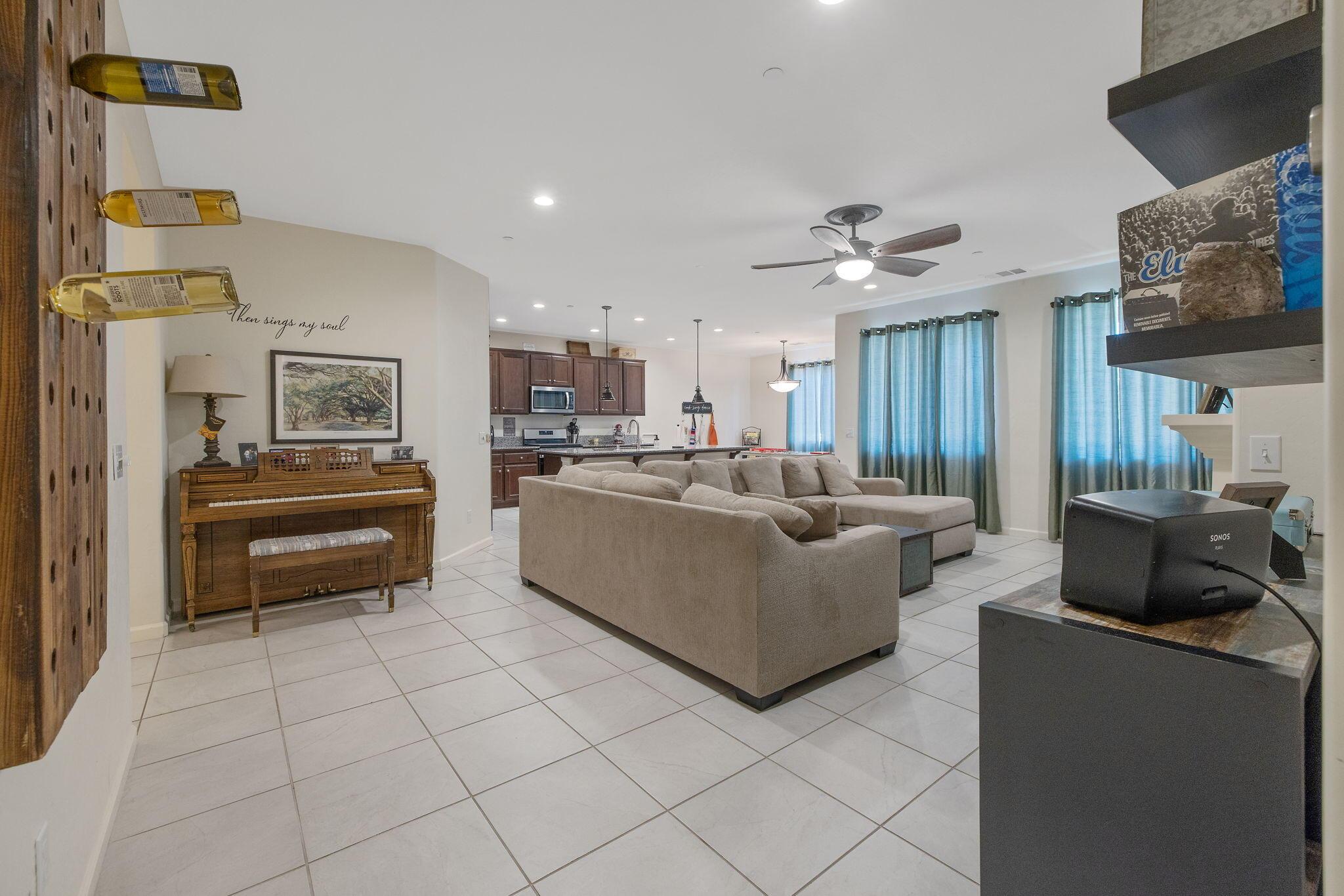 Visalia, California, 93291, United States, 4 Bedrooms Bedrooms, ,2 BathroomsBathrooms,Residential,For Sale,1927793