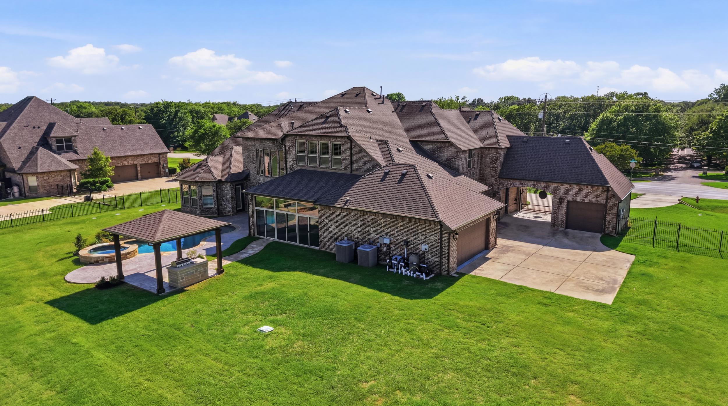  6/6.1 with Pool on 1+ Acre in Double Oak - 物件實景