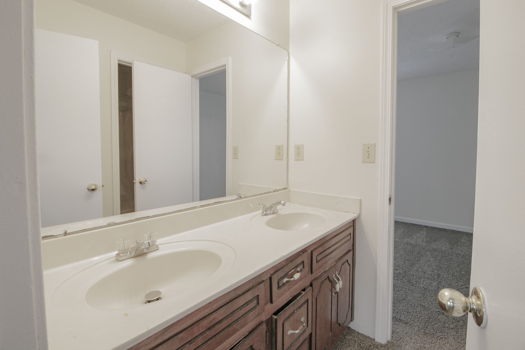 Clarksville, Tennessee, 37042, United States, ,Residential,For Sale,2013065