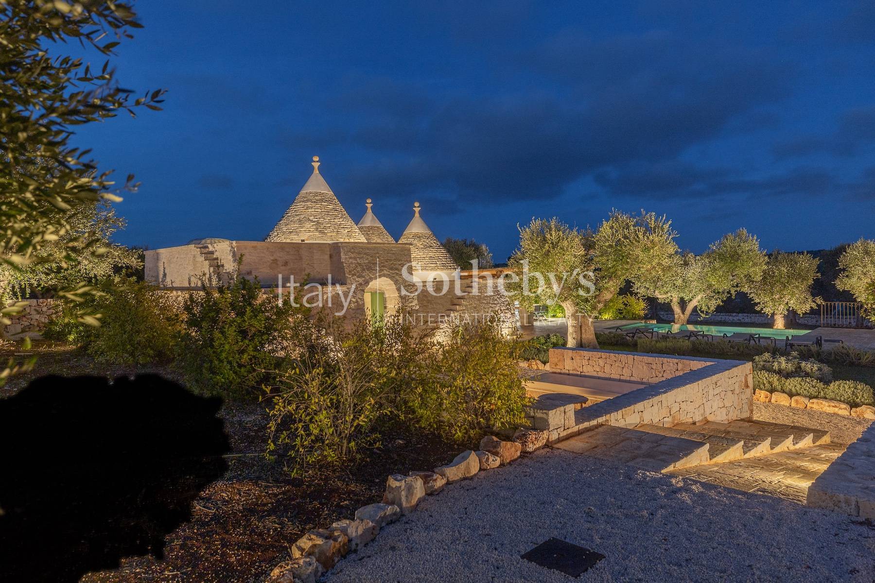  Exclusive estate among the olive trees in the Valle d