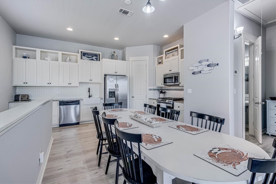 Rockport, Texas, 78382, United States, 3 Bedrooms Bedrooms, ,3 BathroomsBathrooms,Residential,For Sale,1711984