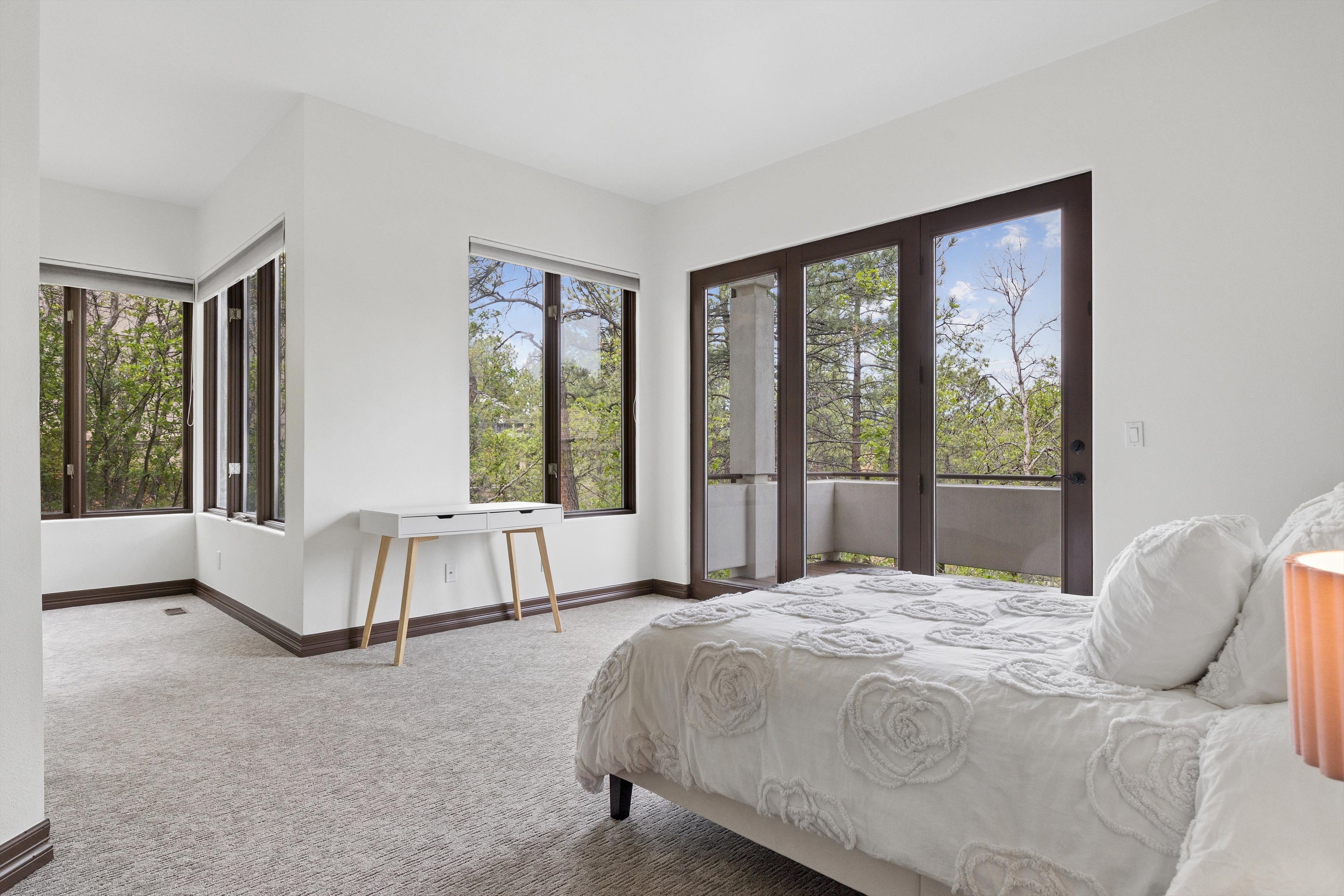 Remodeled 4 Bed 6 Bath Residence Offering Mountain, Sunset Views & Privacy - 物件實景