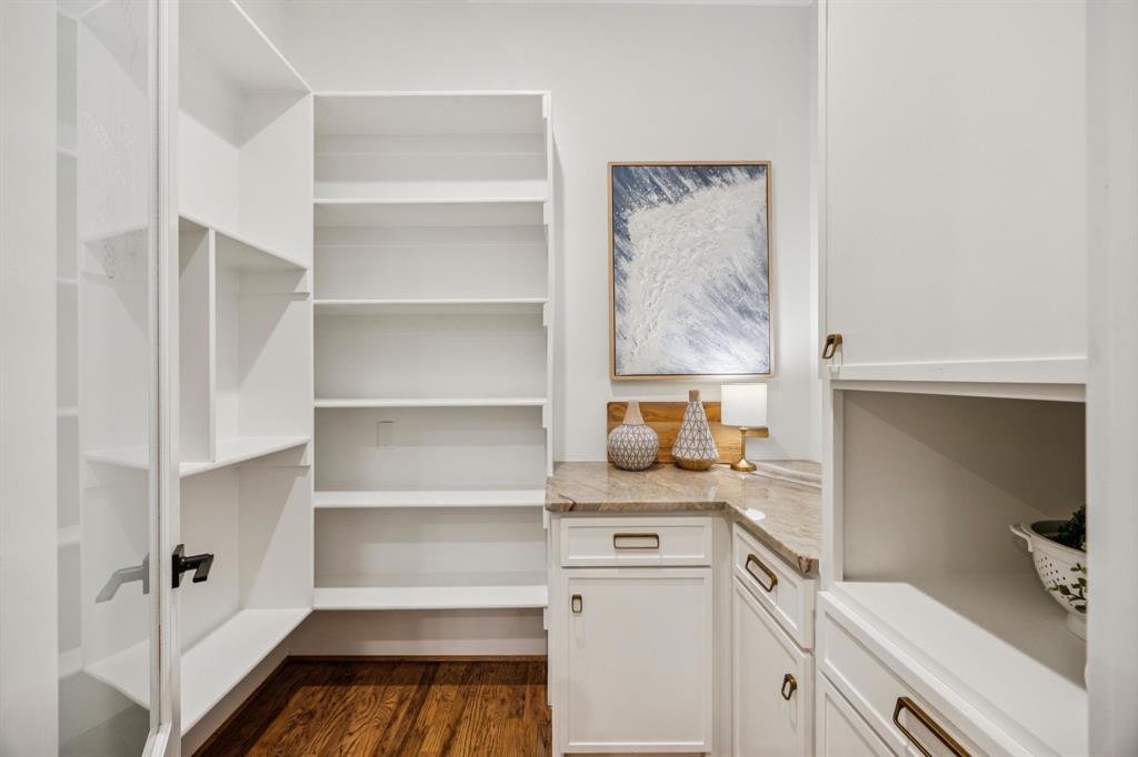 Dallas, Texas, 75211, United States, 4 Bedrooms Bedrooms, ,3 BathroomsBathrooms,Residential,For Sale,1988260