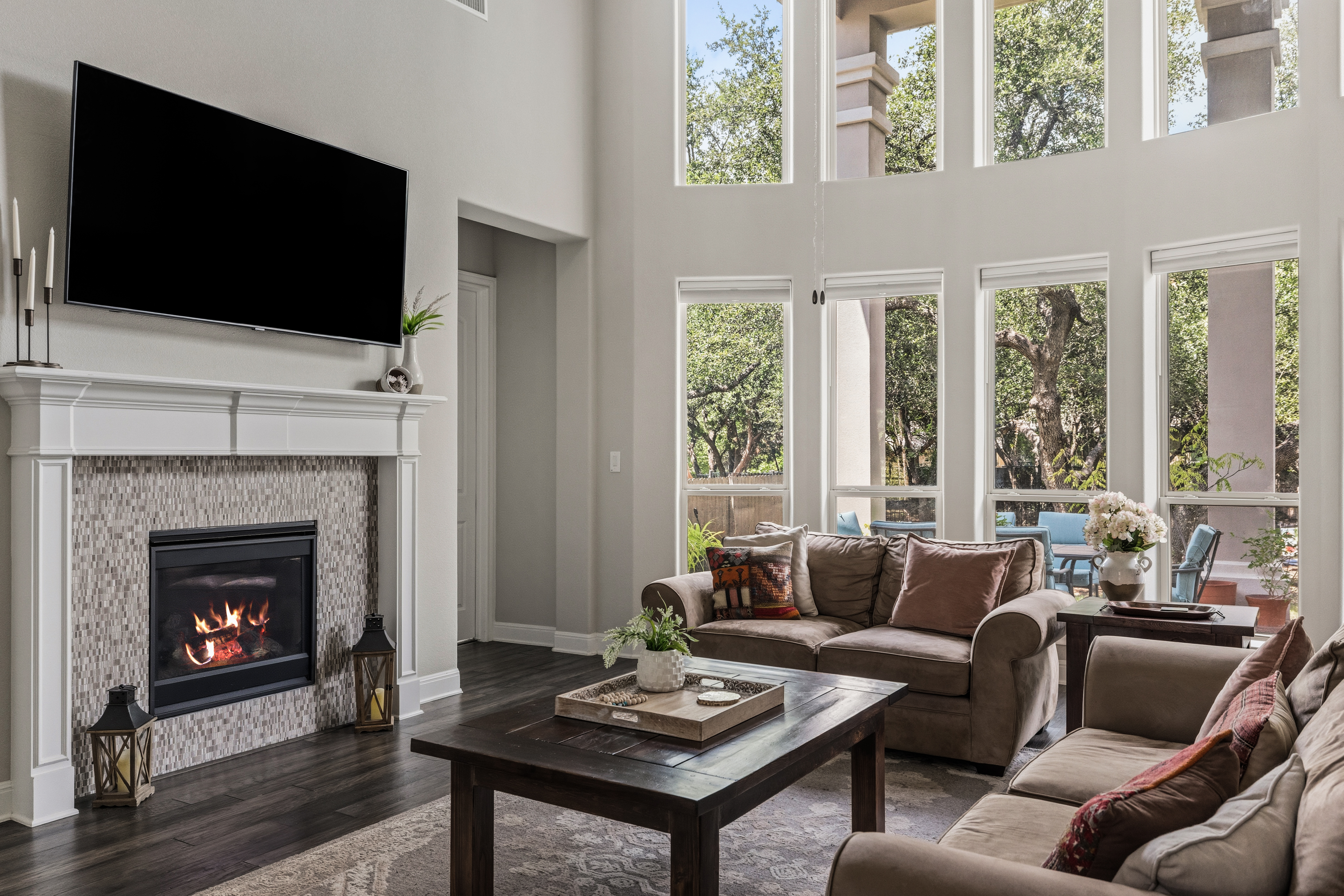  Private Greenbelt Retreat with Dual Main-Floor Suites - 物件實景