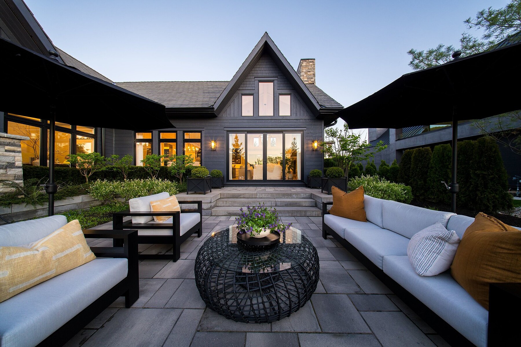  Stunning Custom-Designed Home - 物件實景