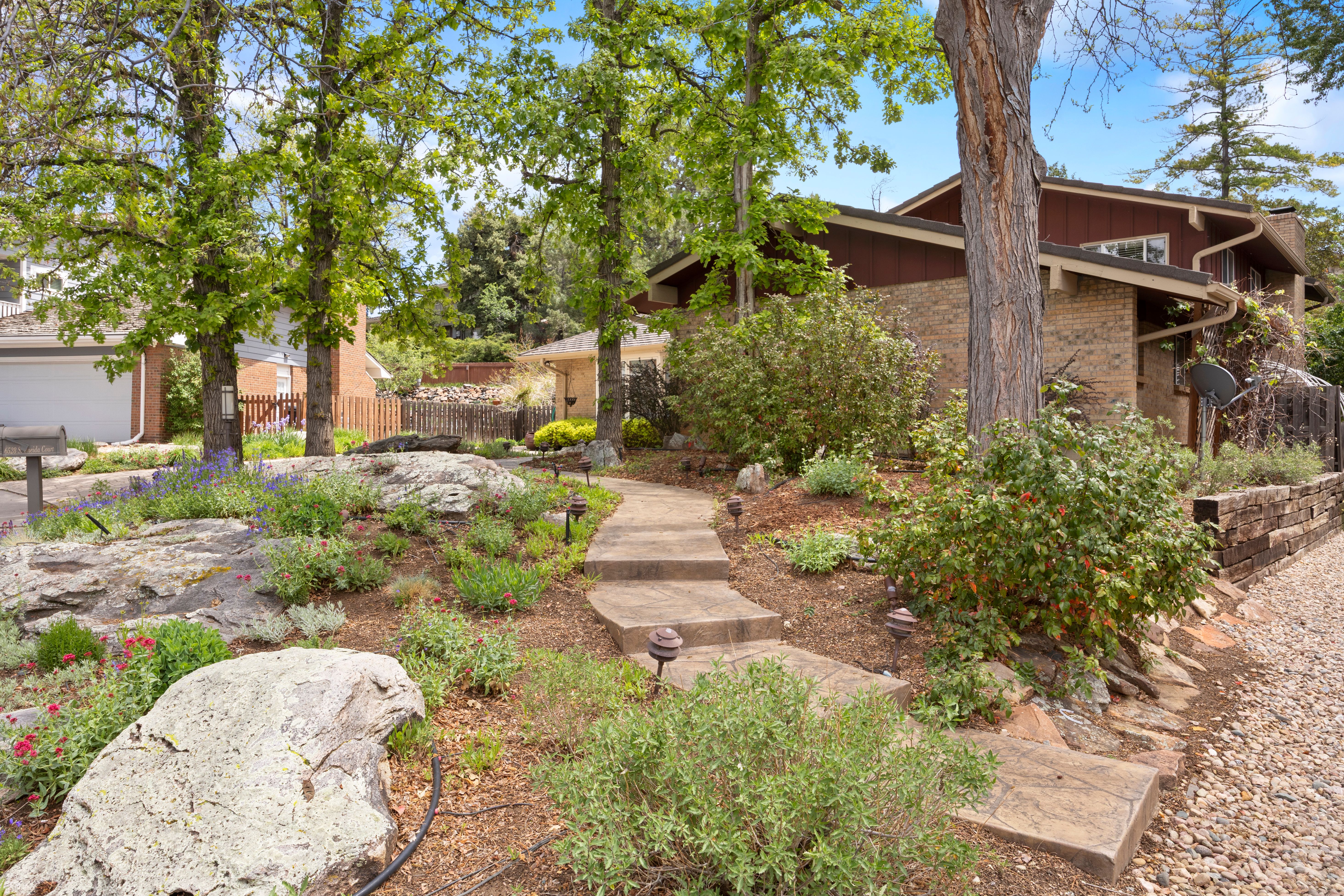  Beautifully Updated Home On Cul-De-Sac In Desirable Heritage Place Neighborhood - 物件實景