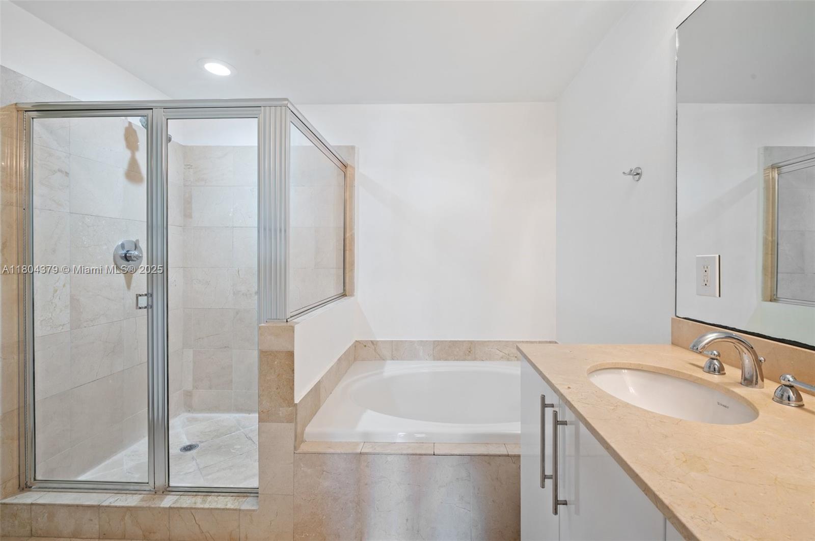 Aventura, Florida, 33180, United States, 2 Bedrooms Bedrooms, ,3 BathroomsBathrooms,Residential,For Sale,1826878