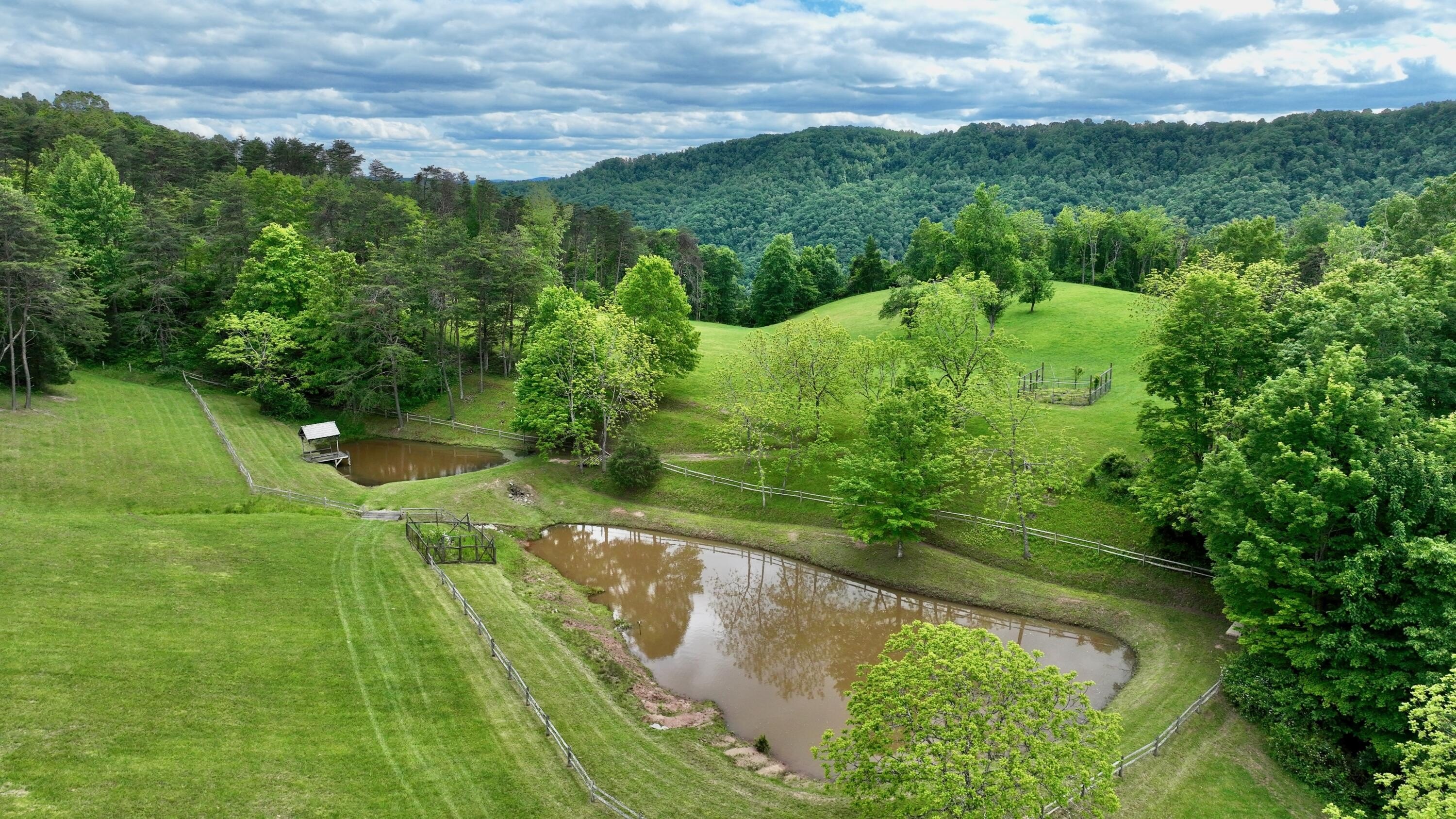 Hinton, West Virginia, 25951, United States, 3 Bedrooms Bedrooms, ,2 BathroomsBathrooms,Residential,For Sale,1847106