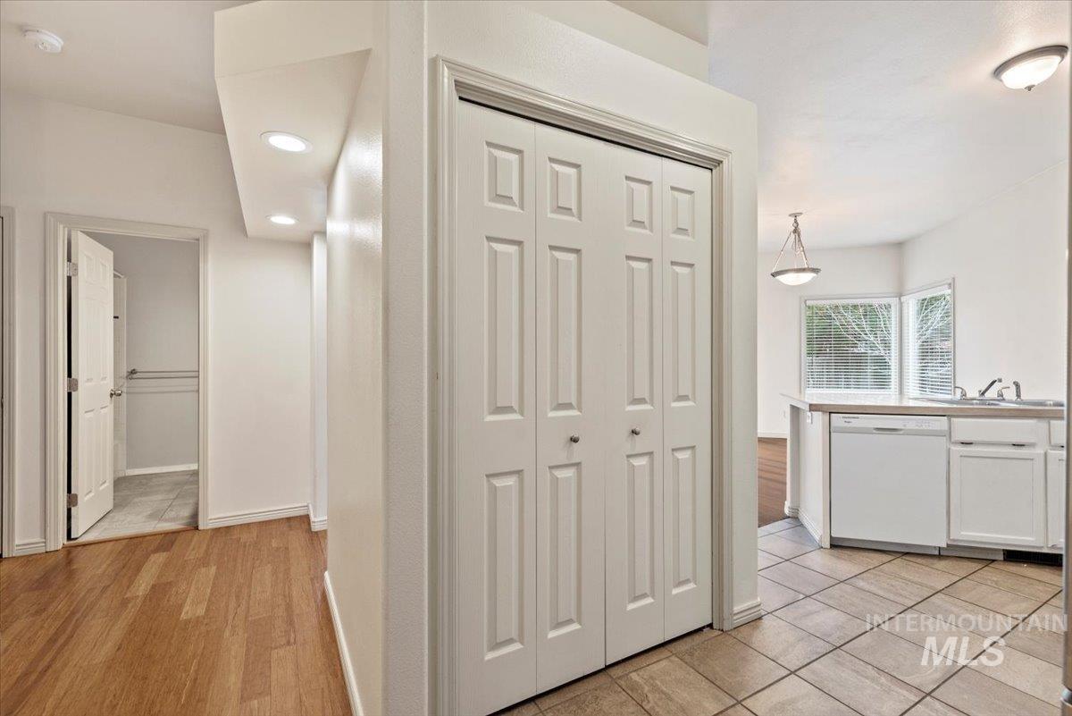 Boise, Idaho, 83716, United States, 3 Bedrooms Bedrooms, ,2 BathroomsBathrooms,Residential,For Sale,1995965