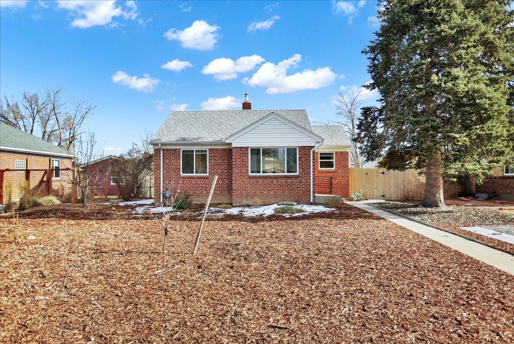  Athmar Park Gem: Newly Remodeled 3-Bed with Basement, Yard & Oversized Garage - 物件實景