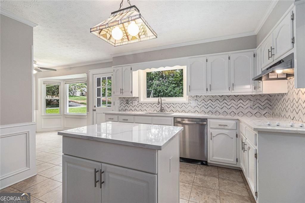 Roswell, Georgia, 30075, United States, 6 Bedrooms Bedrooms, ,4 BathroomsBathrooms,Residential,For Sale,1910371