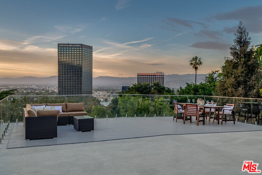 Los Angeles, California, 90068, United States, 6 Bedrooms Bedrooms, ,7 BathroomsBathrooms,Residential,For Sale,1840011