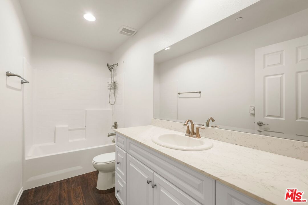 Lancaster, California, 93534, United States, 5 Bedrooms Bedrooms, ,3 BathroomsBathrooms,Residential,For Sale,1942304