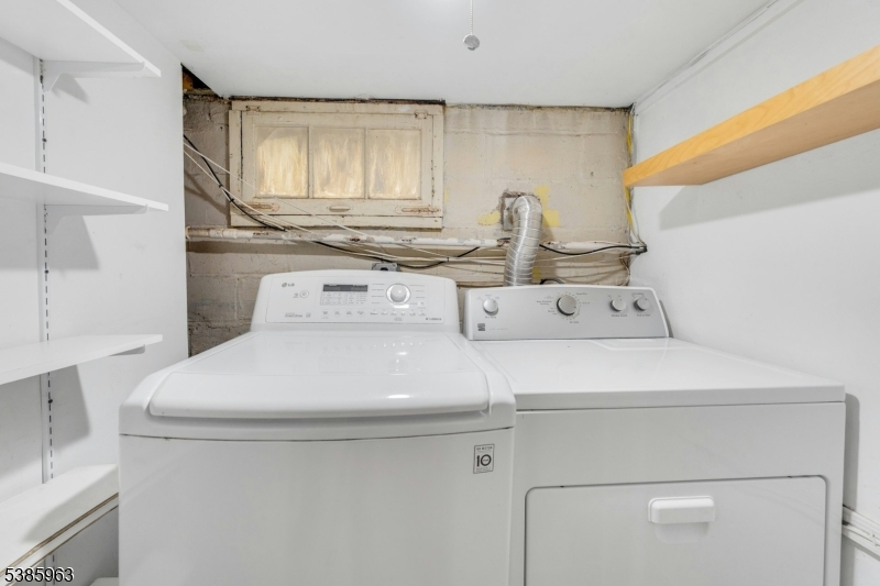 Livingston Twp., New Jersey, 07039, United States, 2 Bedrooms Bedrooms, ,2 BathroomsBathrooms,Residential,For Sale,1951171