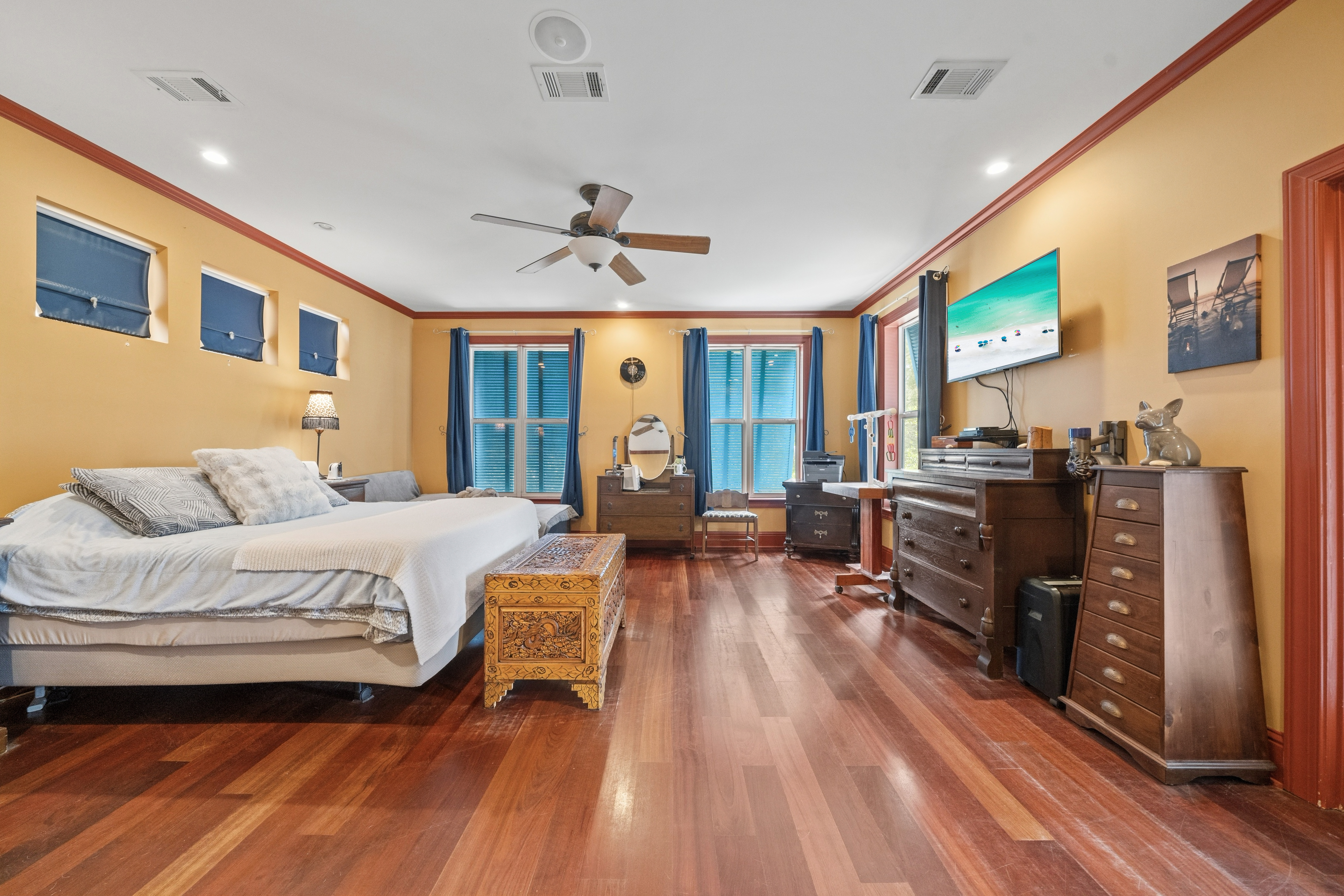  Spacious Three-Level Home With Detached Two-Car Carriage House - 物件實景