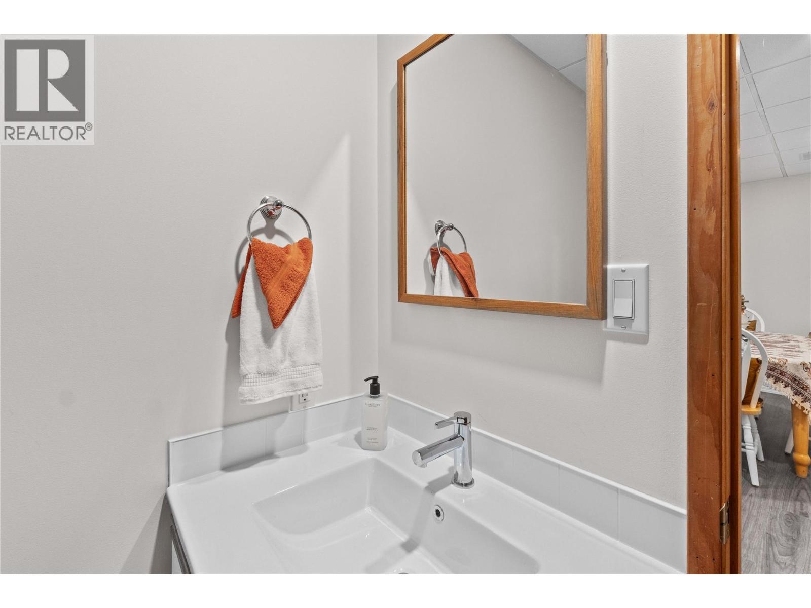 BLIND BAY, British Columbia, V0E 2W2, CA, 4 Bedrooms Bedrooms, ,3 BathroomsBathrooms,Residential,For Sale,1948016