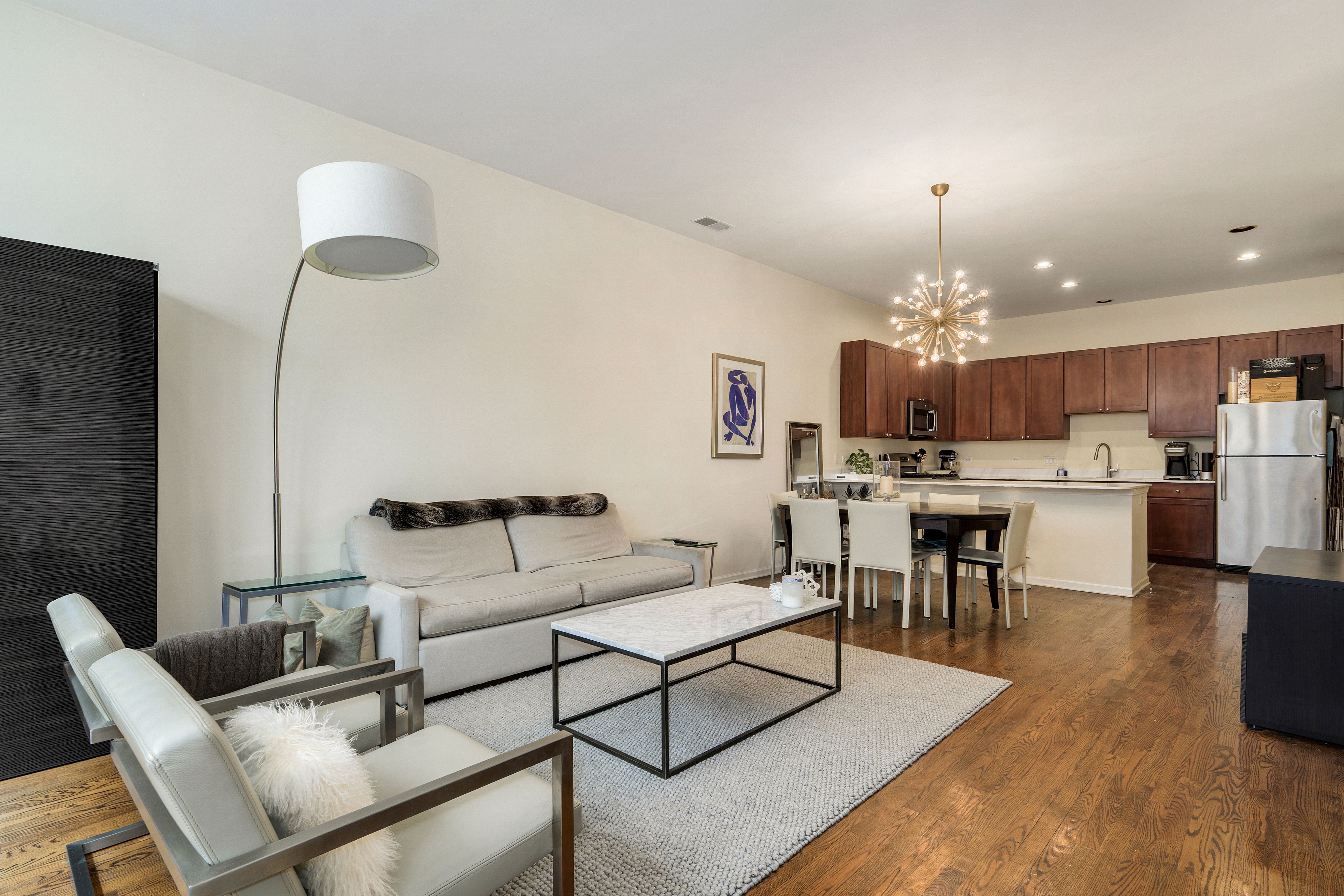  Bright, Updated Townhome in River North
