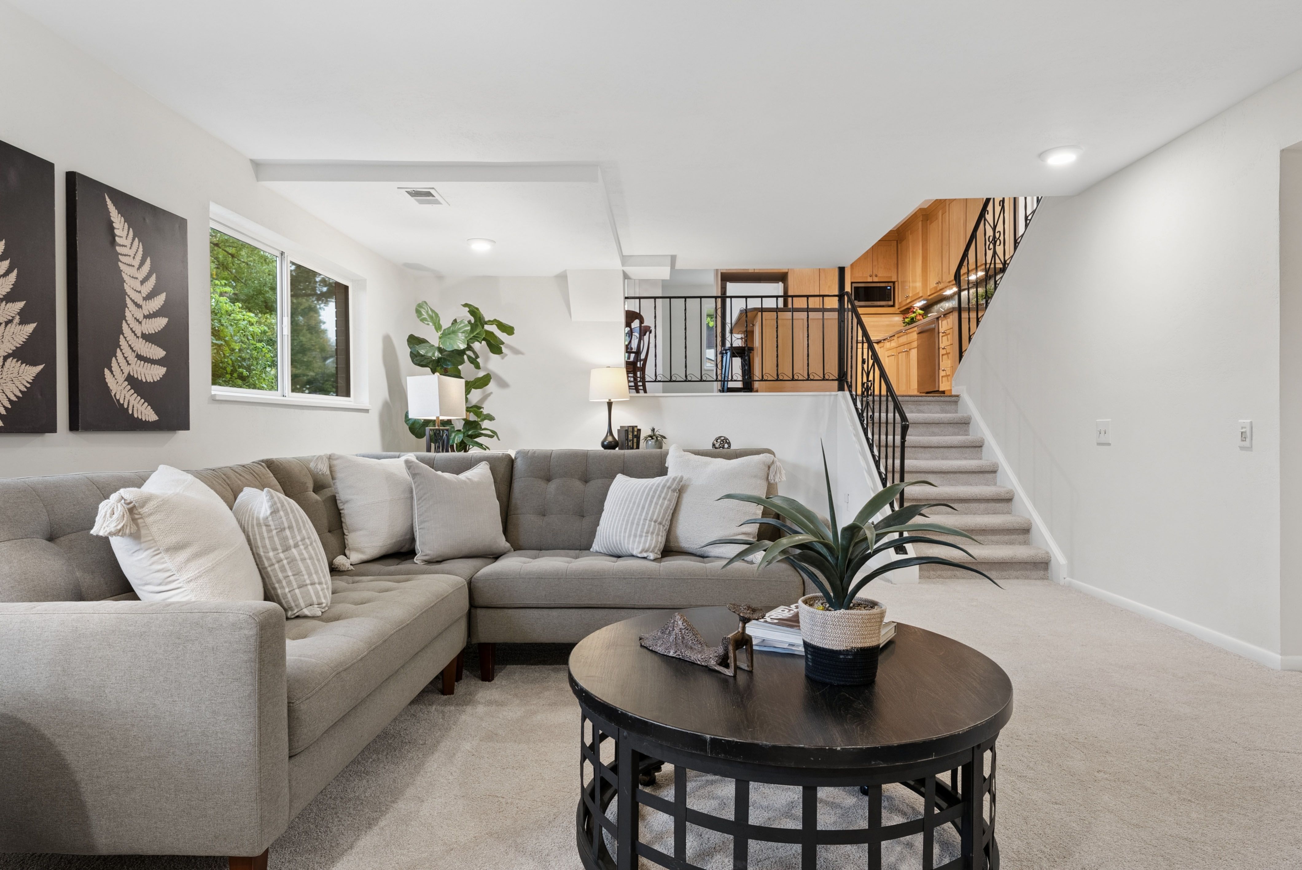  Beautifully refreshed home, tucked away on a quiet street & surrounded by trees - 物件實景