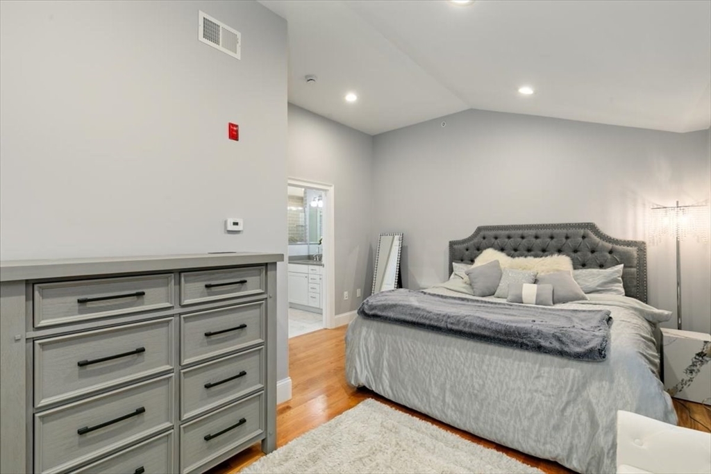 Danvers, Massachusetts, 01923, United States, 2 Bedrooms Bedrooms, ,3 BathroomsBathrooms,Residential,For Sale,1994668