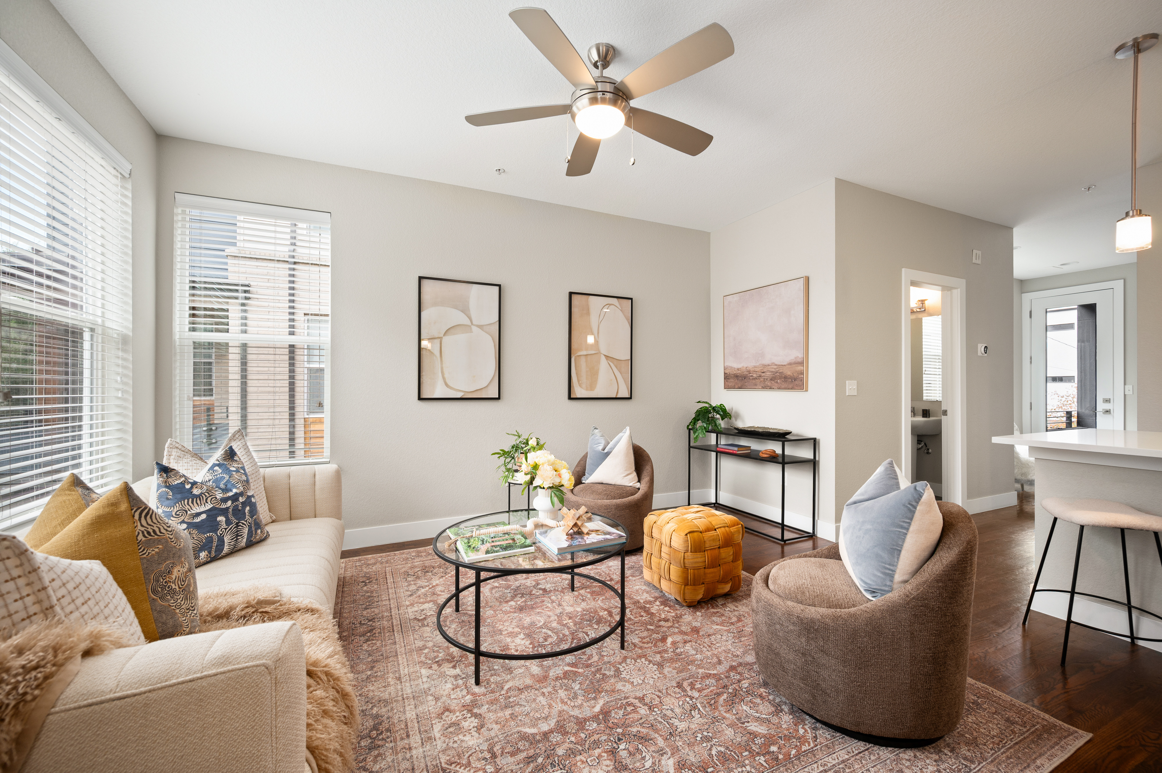  Beautifully Maintained Corner-Unit Townhome with Rooftop Views - 物件實景