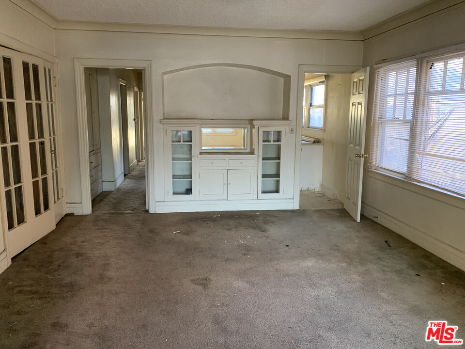 Los Angeles, California, 90037, United States, 4 Bedrooms Bedrooms, ,Residential,For Sale,2000606