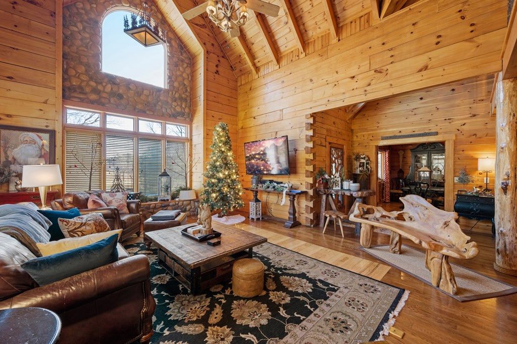 Sevierville, Tennessee, 37862, United States, 2 Bedrooms Bedrooms, ,4 BathroomsBathrooms,Residential,For Sale,1914070