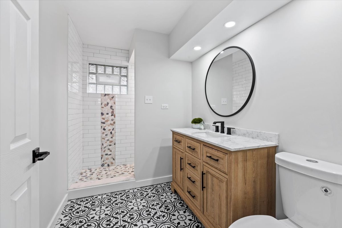 Evergreen Park, Illinois, 60805, United States, 5 Bedrooms Bedrooms, ,4 BathroomsBathrooms,Residential,For Sale,1972389