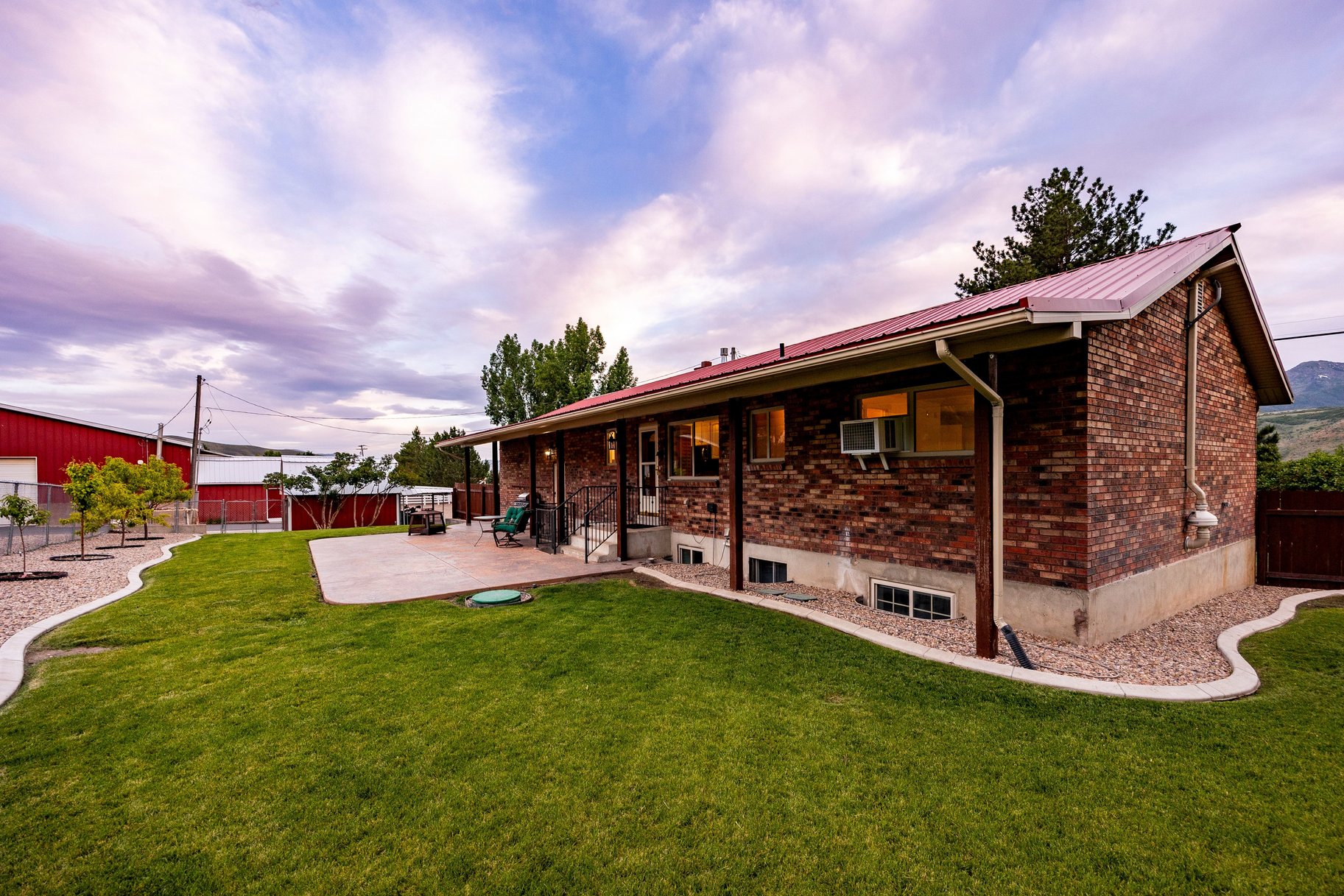  Incredibly Well-Maintained Horse Property with Indoor Arena & Views - 物件實景