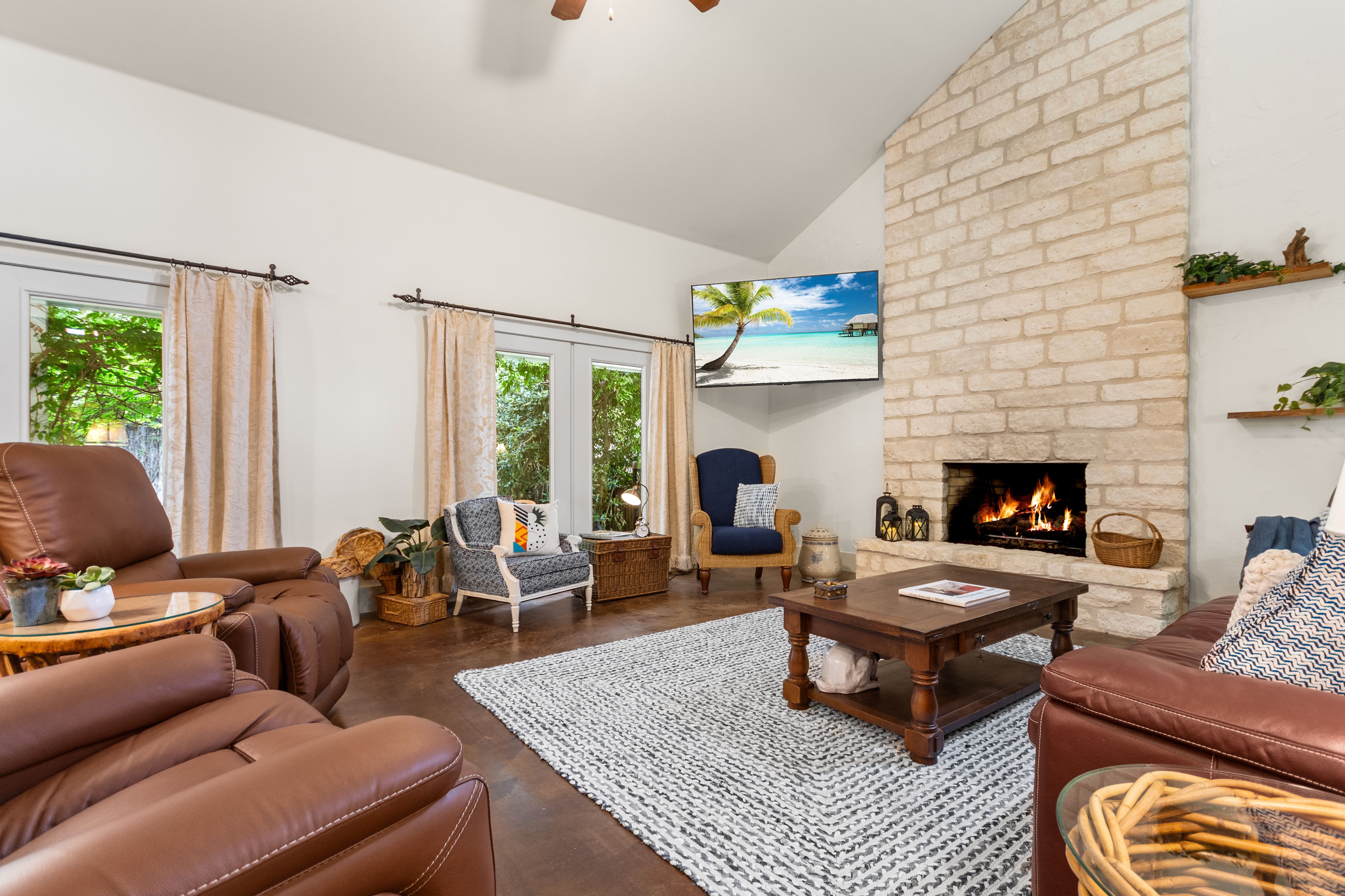 Privacy, Hill Country Charm and Income Potential - 物件實景