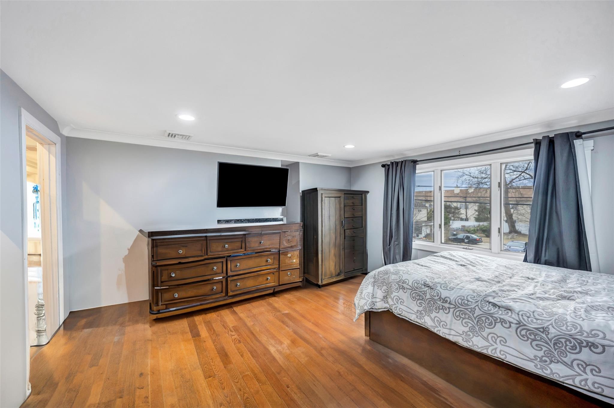 Lindenhurst, New York, 11757, United States, 5 Bedrooms Bedrooms, ,3 BathroomsBathrooms,Residential,For Sale,1707777