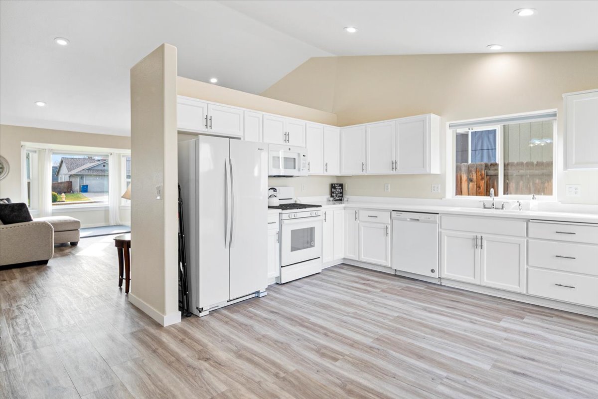 Redmond, Oregon, 97756, United States, 3 Bedrooms Bedrooms, ,2 BathroomsBathrooms,Residential,For Sale,1991530