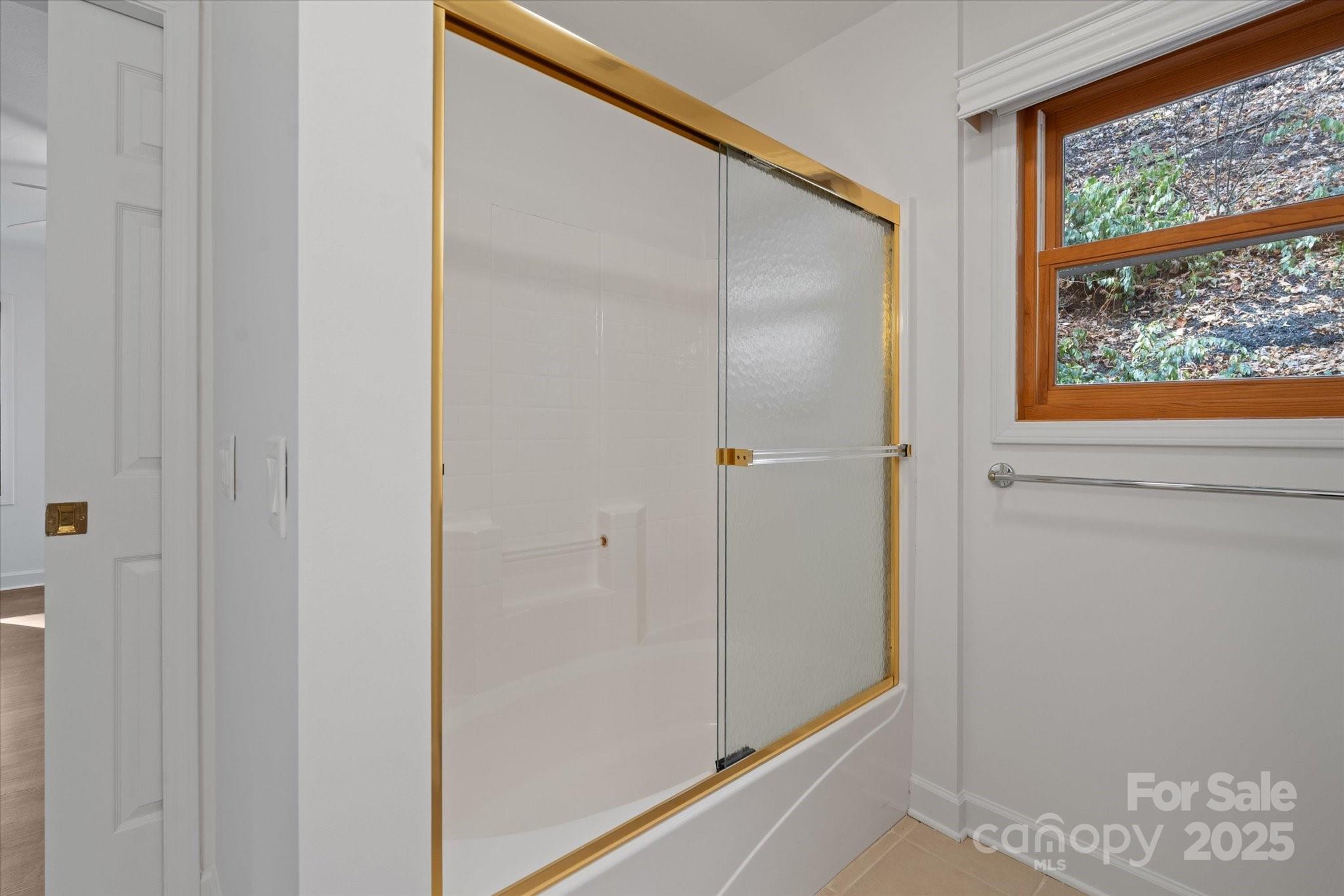 Waynesville, North Carolina, 28786, United States, 3 Bedrooms Bedrooms, ,3 BathroomsBathrooms,Residential,For Sale,1992184