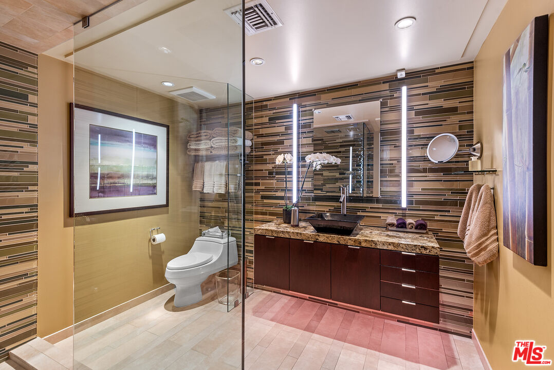West Hollywood, California, 90069, United States, 2 Bedrooms Bedrooms, ,3 BathroomsBathrooms,Residential,For Sale,1898425