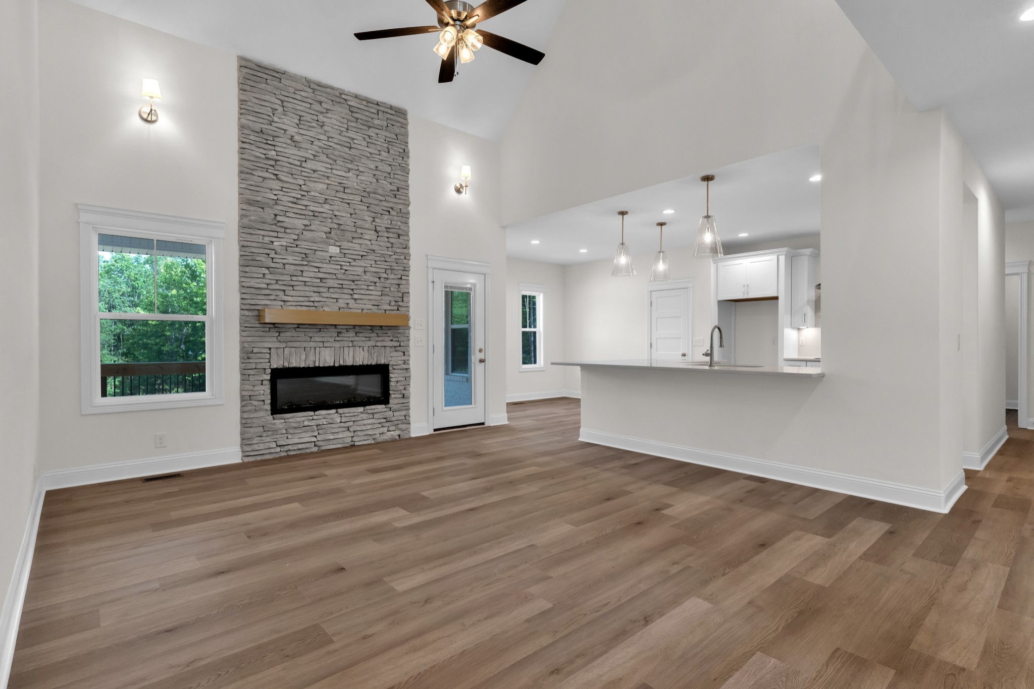 Clarksville, Tennessee, 37043, United States, 4 Bedrooms Bedrooms, ,4 BathroomsBathrooms,Residential,For Sale,1921521