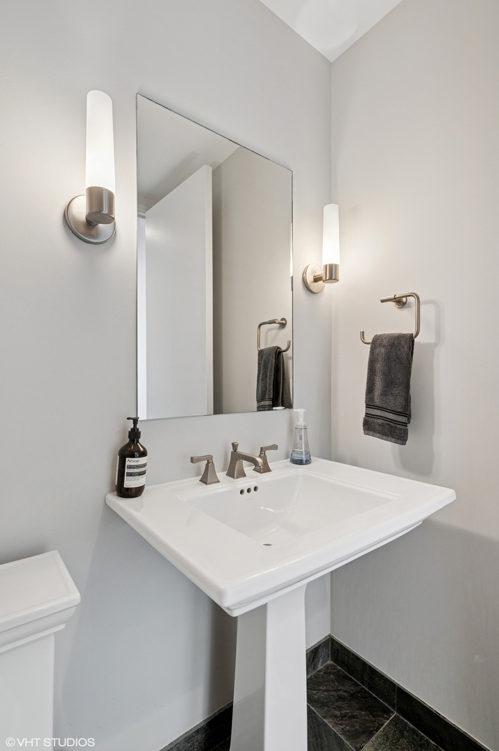 Chicago, Illinois, 60611, United States, 1 Bedroom Bedrooms, ,2 BathroomsBathrooms,Residential,For Sale,1849718