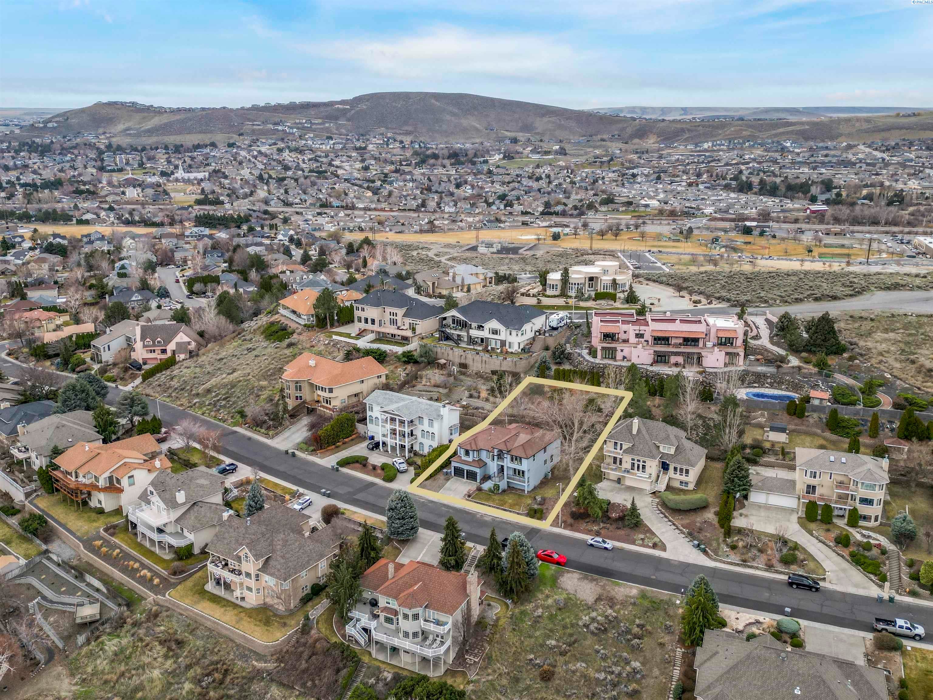 Richland, Washington, 99352, United States, 4 Bedrooms Bedrooms, ,4 BathroomsBathrooms,Residential,For Sale,1977070