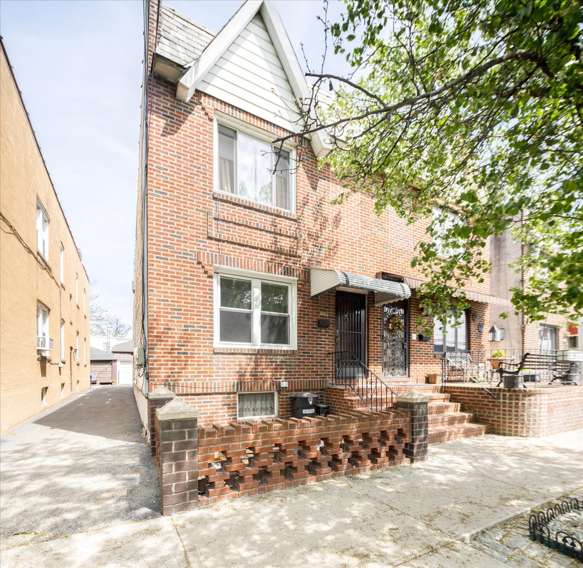 Maspeth, New York, 11378, United States, 4 Bedrooms Bedrooms, ,2 BathroomsBathrooms,Residential,For Sale,1791620