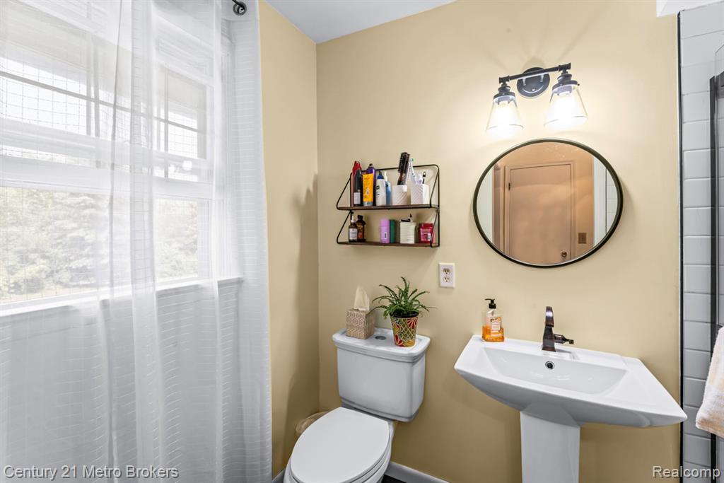 Lapeer, Michigan, 48446, United States, 4 Bedrooms Bedrooms, ,3 BathroomsBathrooms,Residential,For Sale,1982029