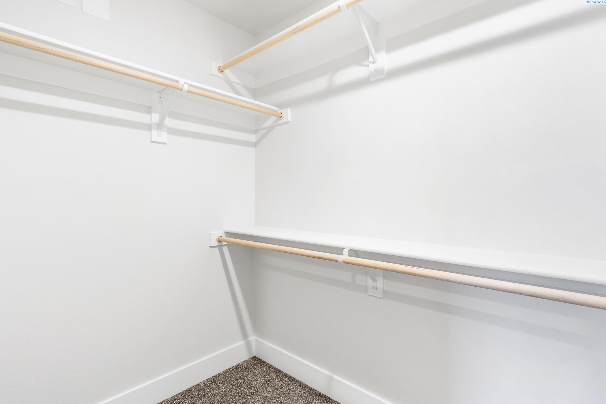 Kennewick, Washington, 99338, United States, 4 Bedrooms Bedrooms, ,1 BathroomBathrooms,Residential,For Sale,1988920