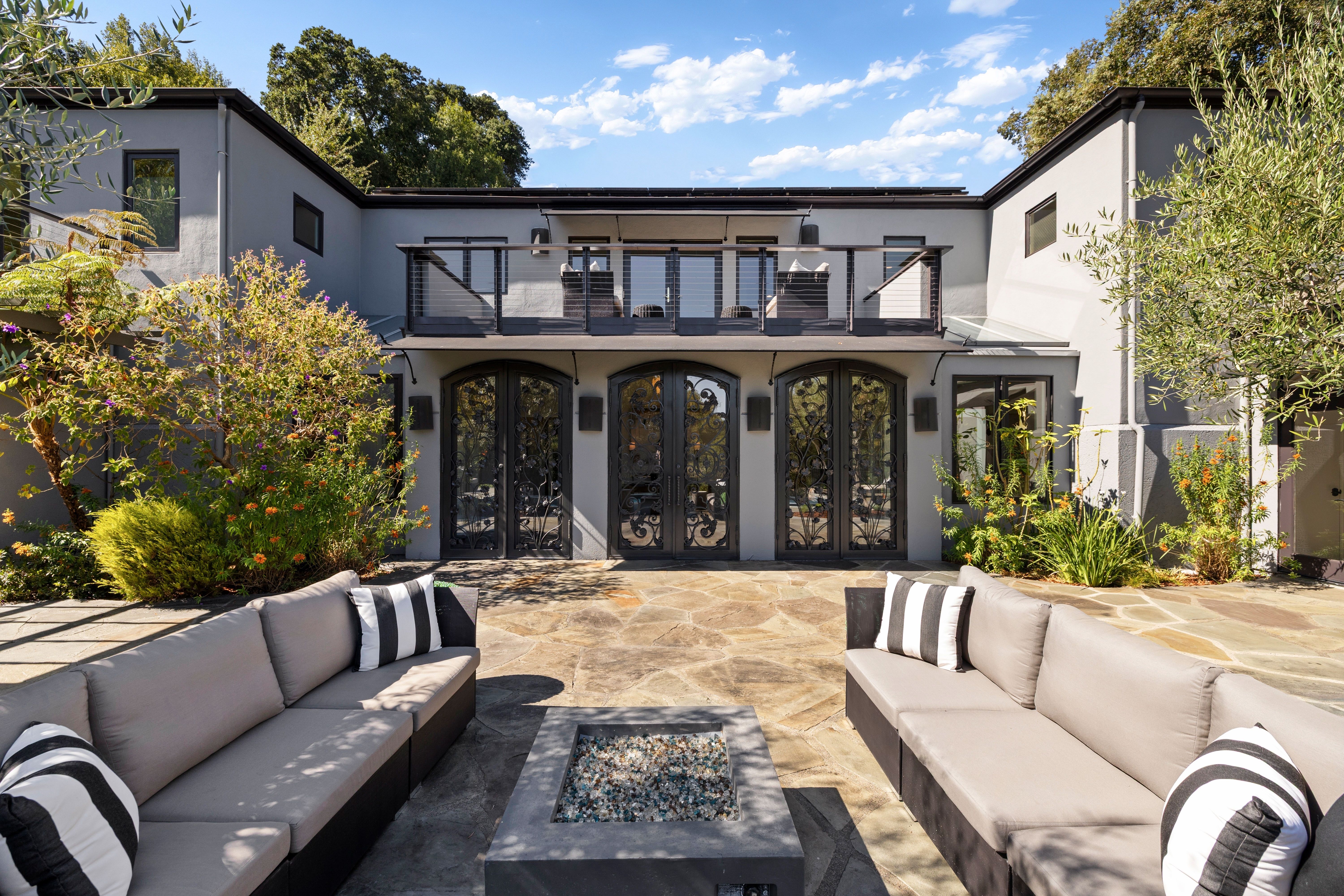  Resort Living in Sorich Park — Gated Mediterranean Estate With Pool and Views - 物件實景